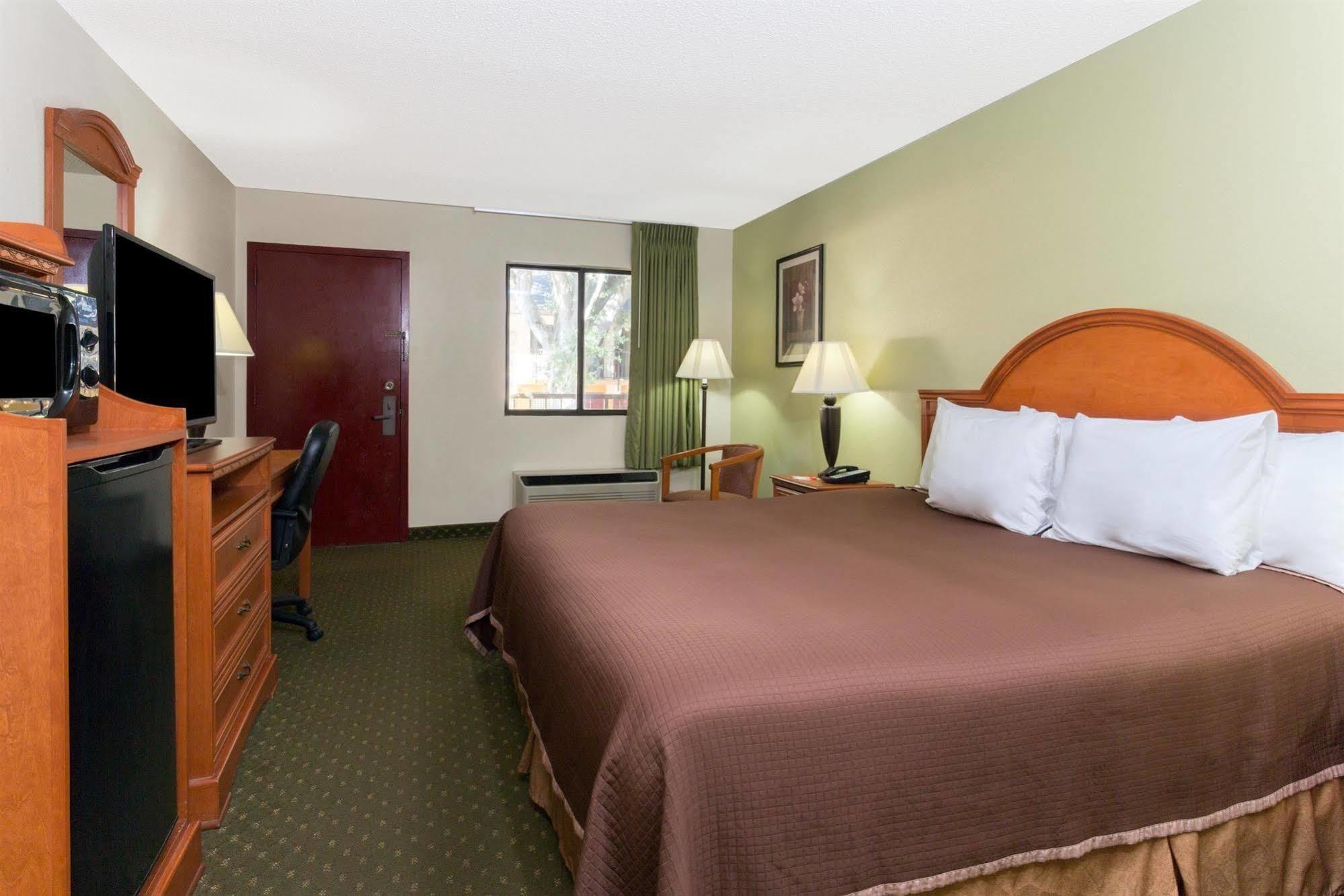 Howard Johnson By Wyndham Tallahassee Exteriér fotografie